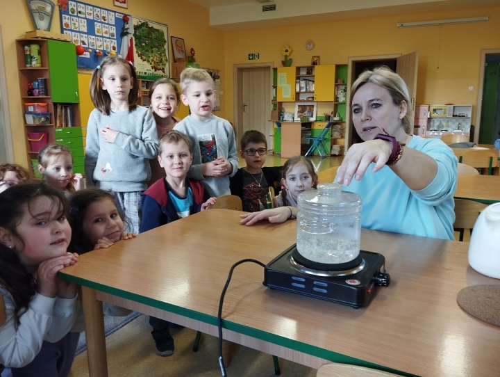 Nauka może być fascynująca – doświadczenia w gr.6-latków