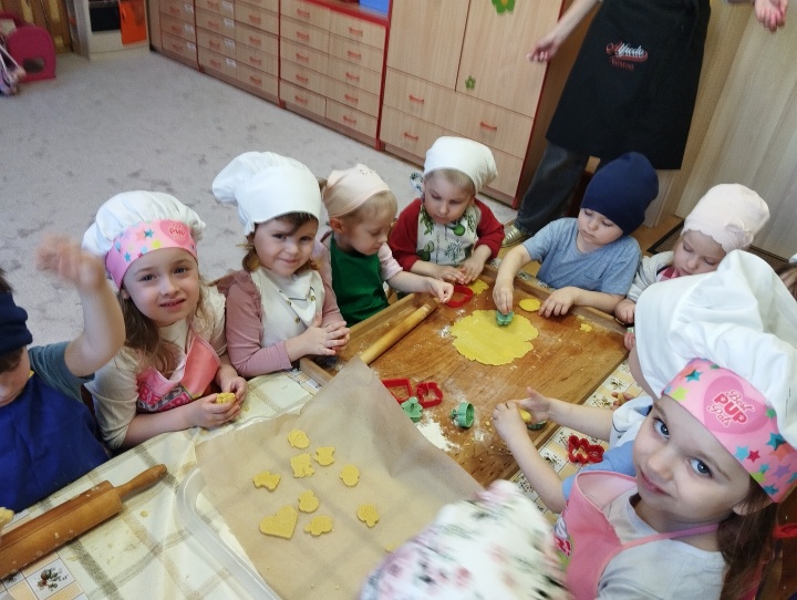 Pieczemy ciasteczka na kiermasz – grupa 3 – latków