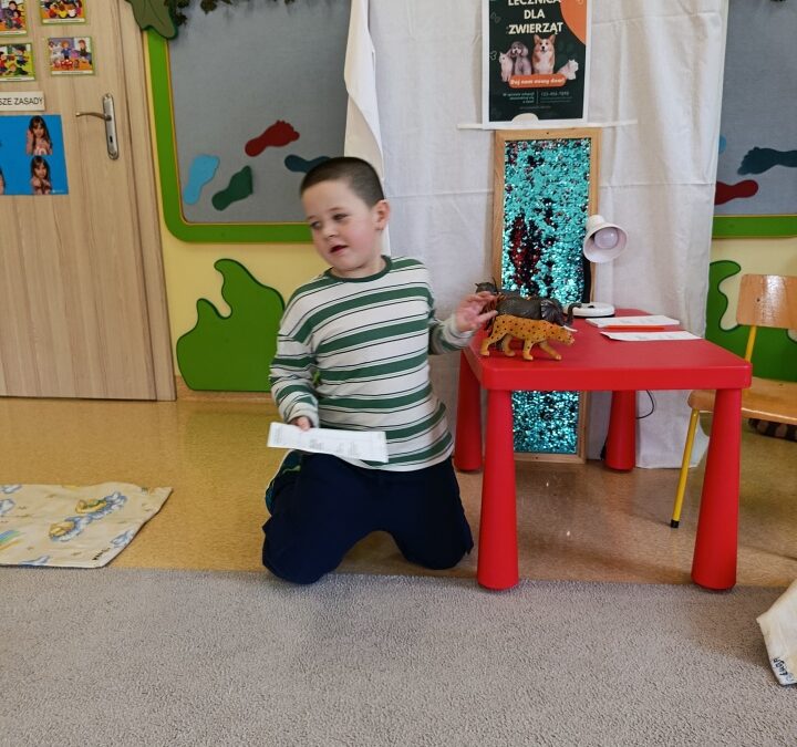 ,,Chory kotek” – mini teatrzyk z udziałem 5 – latków