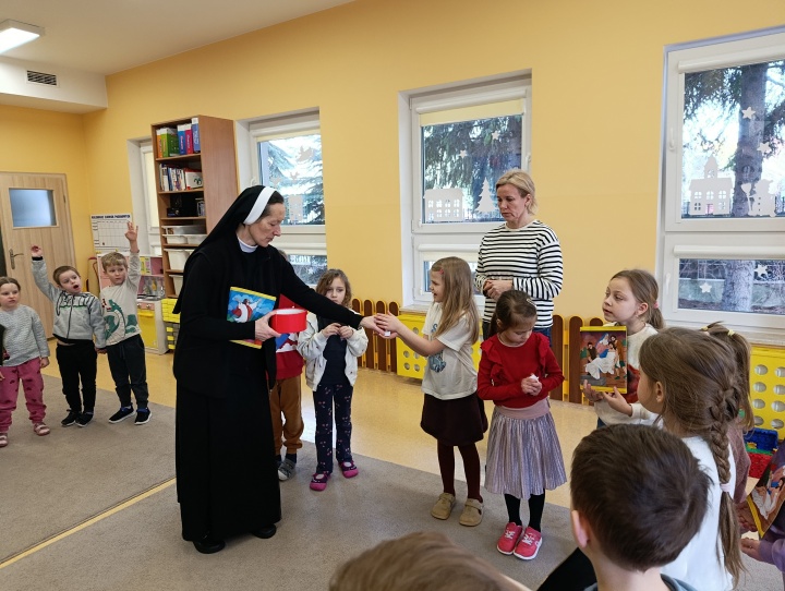 Droga krzyżowa i rozważania podczas katechezy w grupie 5 i 6 – latków