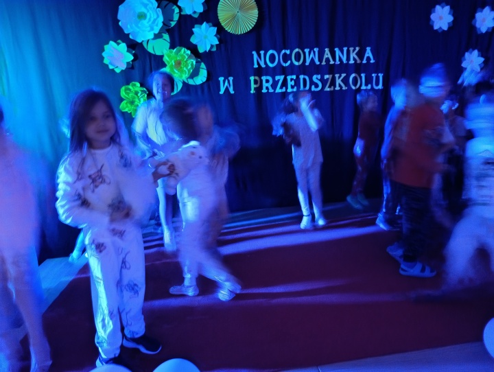 Nocowanka starszaków w przedszkolu