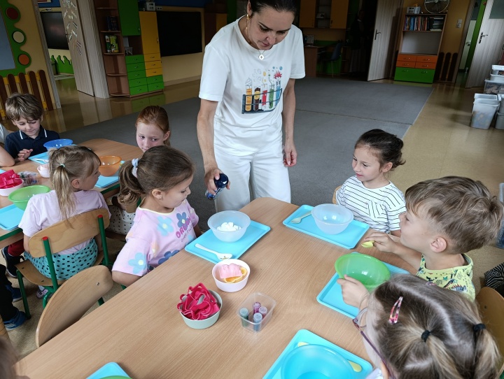 Warsztaty slime – nauka, sensoryka i świetna zabawa