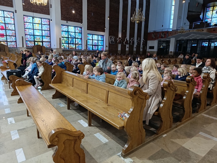 Podróż pociągiem z Janem Pawłem II ( występ 5 – latków)